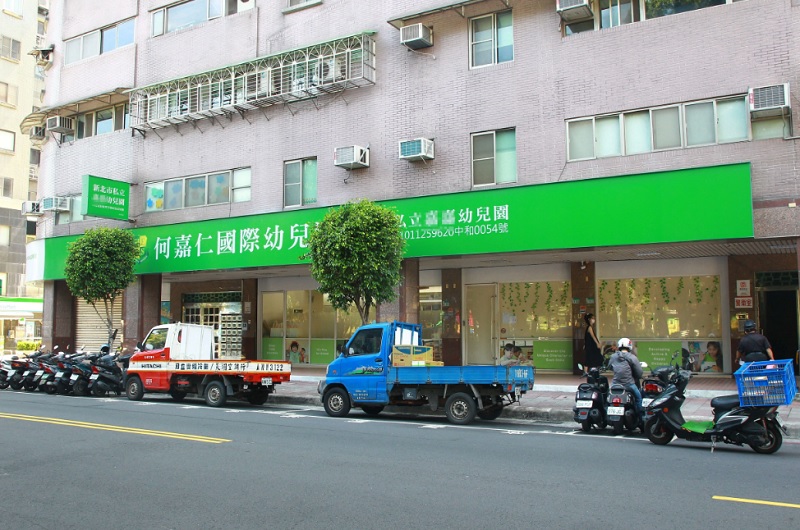 5岁女童遭狠拖出教室、重摔在地还跨过去,单亲妈怒投诉