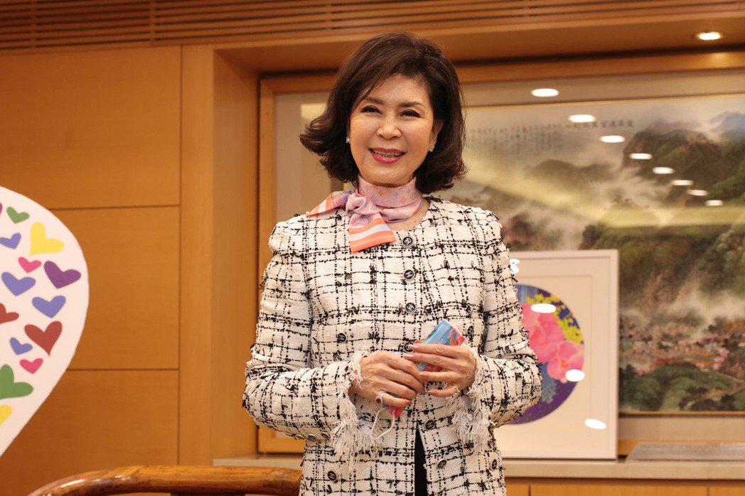 「最美主持人」魅力太强！粉丝为挺白嘉莉捐出千万善款