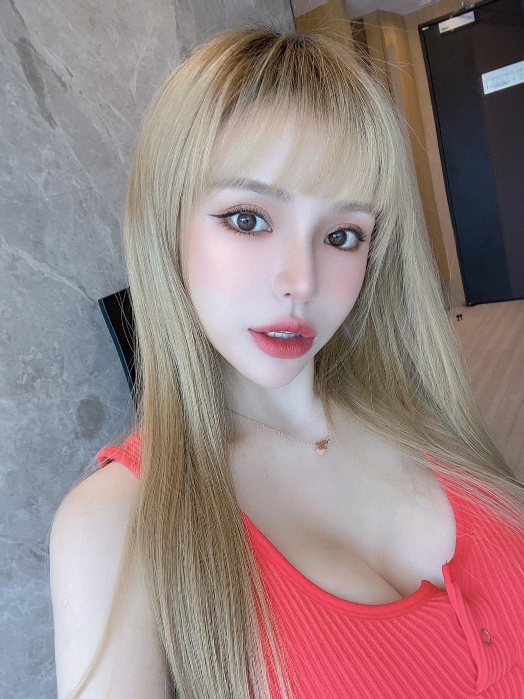 被说像小A辣怒轰「综艺大热门」斯亚开直播再回击：我就是我