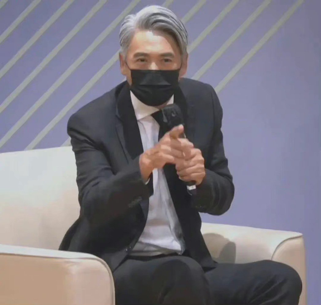 66岁周润发近况曝光顶一头白发自拍被赞帅！