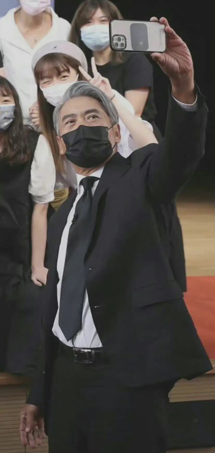 66岁周润发近况曝光顶一头白发自拍被赞帅！