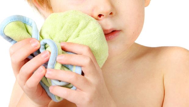 小护士、白花油、绿油精...被蚊子咬，擦什么最止痒？药师爱用的方法是「它」