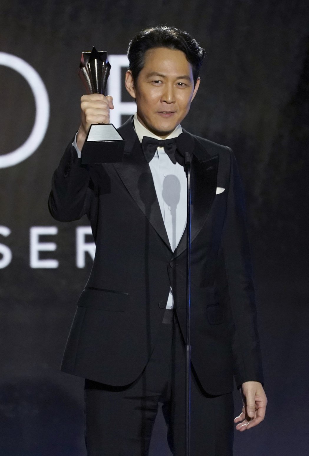 「鱿鱼游戏」李政宰又在北美勇夺大奖！「犬山记」双喜