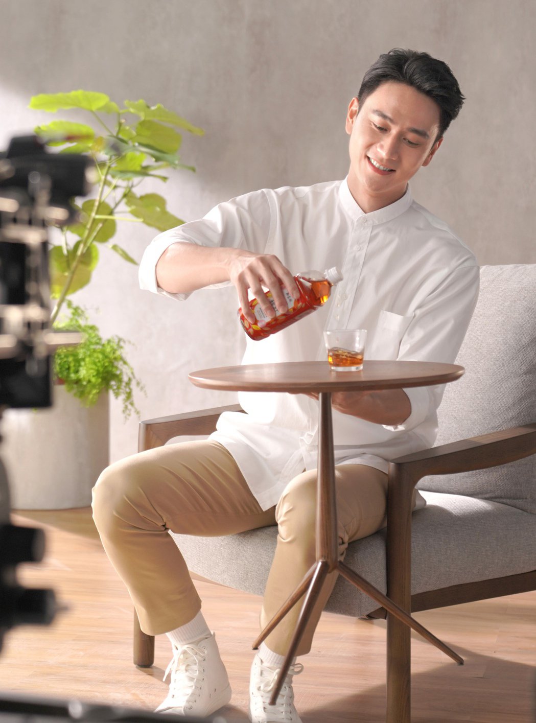 接棒林志玲、AKIRA！刘冠廷代言、作品不断荷包赚满