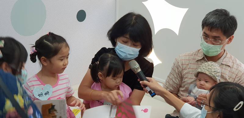 市长夫人陈佩琪亲自示范亲子共读！