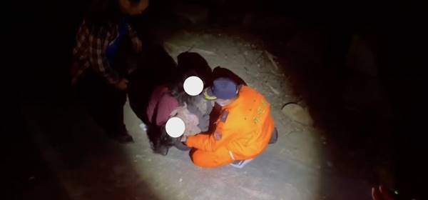 爸妈为钱吵架，母携2岁女跳海轻生，她获救，孩子却走了！夫妻争吵记住3点让