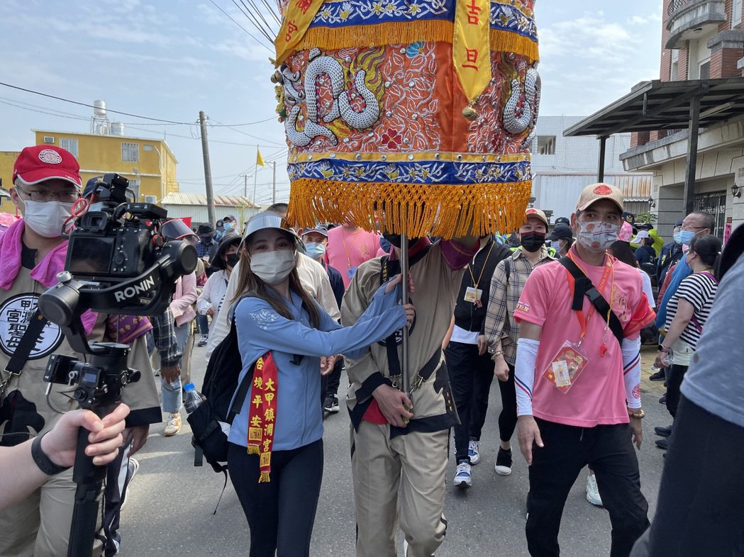 首参与大甲妈祖遶境宇珊激动哭了曝神迹