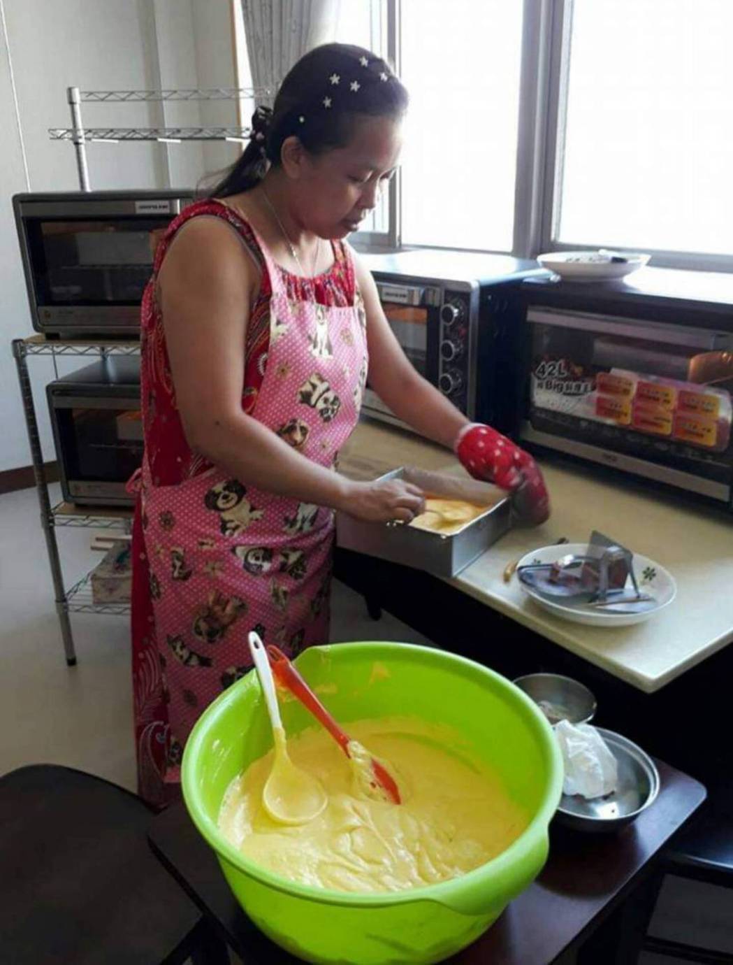 莫爱芳接戏不忘蛋糕副业破百万订单却苦无蛋用