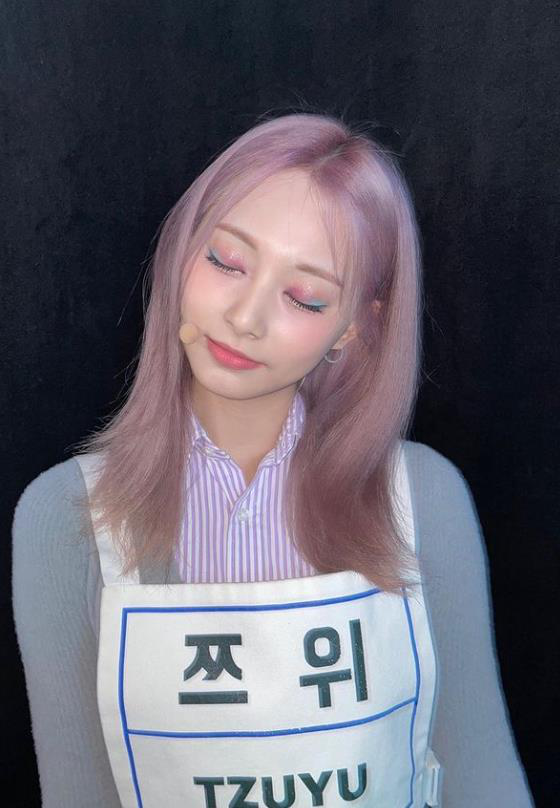 激情艳女周子瑜返台过中秋超美「薰衣草杏」发色曝光！