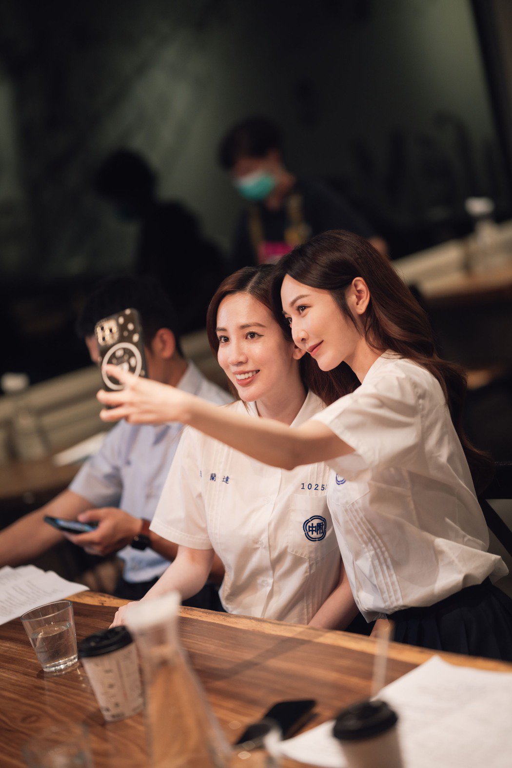 周晓涵、曾莞婷穿高中制服回春自夸：无违和！