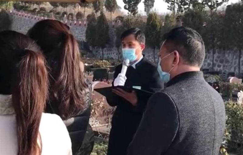 女儿5岁罹癌3年后过世！爸爸断不了思念到墓园上班，「怕她孤单，想离她近一
