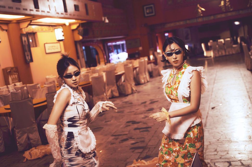 王若琳揪9m88组团翻玩玛丹娜复古造型宛如双胞胎