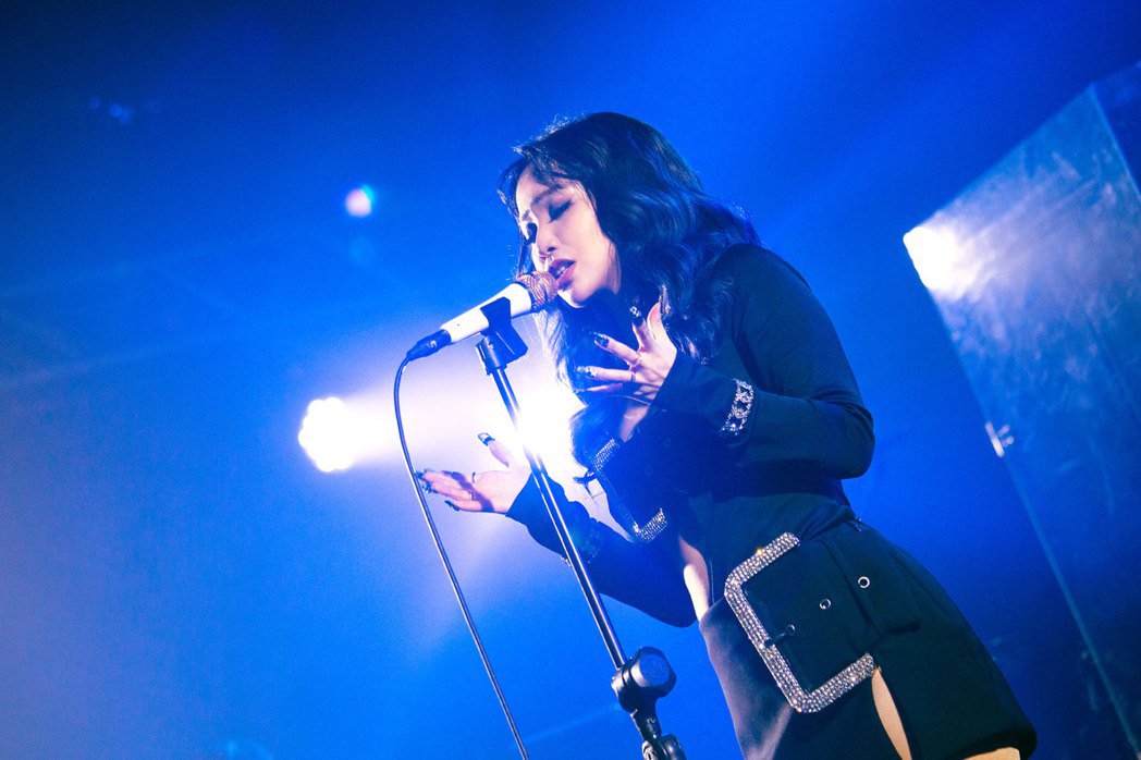 高衩开到腿根部！陈芳语爆辣吐真实心声