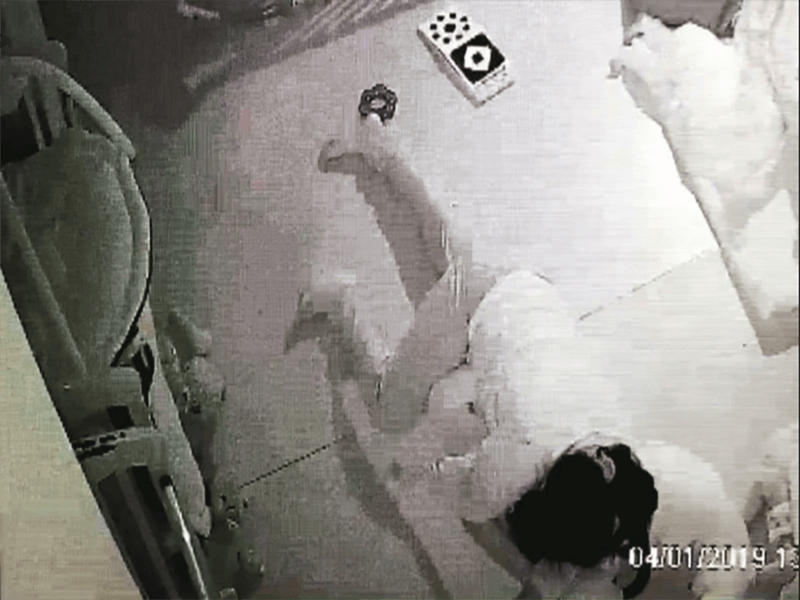 保母哄睡闷压男婴头部致死案今审判，愈挣扎压愈紧！