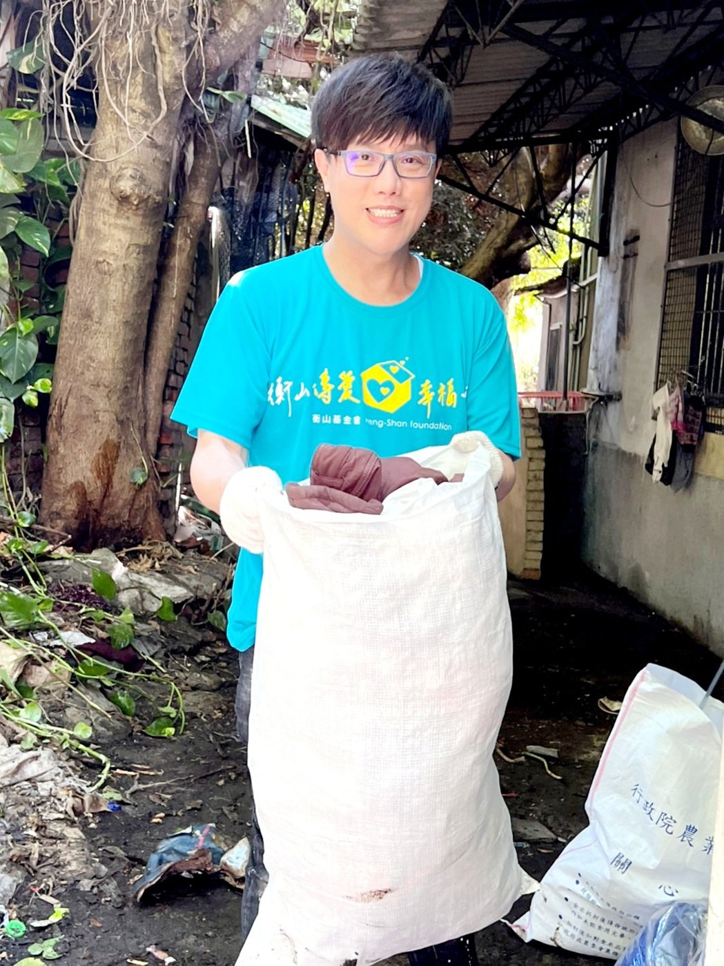 男歌手低调帮清垃圾屋婆妈一看霸气喊：帮还500万！