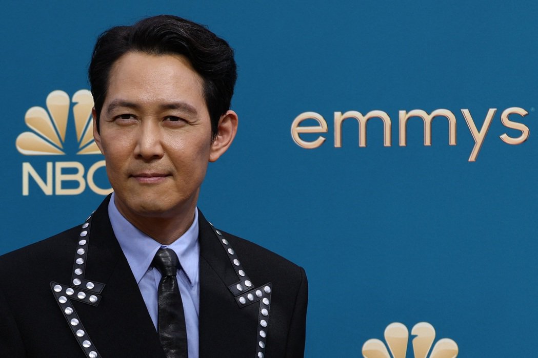 「鱿鱼游戏」李政宰创纪录荣登戏剧类视帝