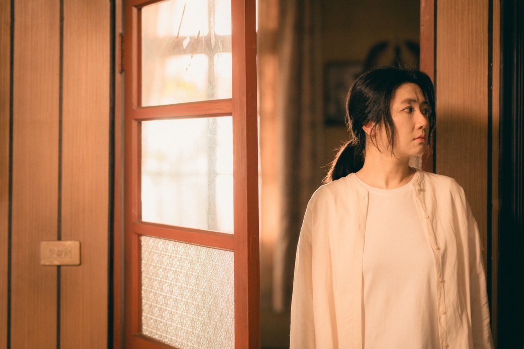 Selina接受「恐怖训练课」眼睛被蒙：他会偶尔触摸我⋯