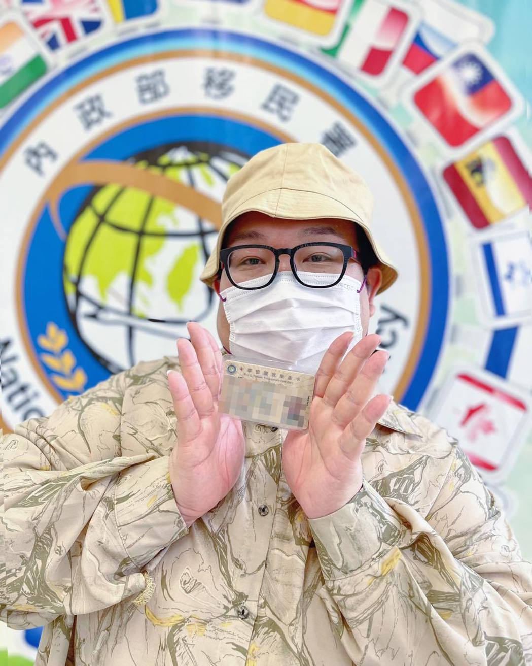泰藉网红娘娘喜晒金卡照曾宝仪：恭喜成为家人！