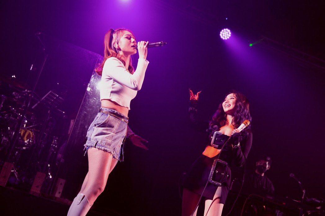 高衩开到腿根部！陈芳语爆辣吐真实心声