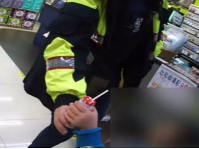 太想喝多多！6岁男童趁阿嬷睡著，深夜溜去超商买多多