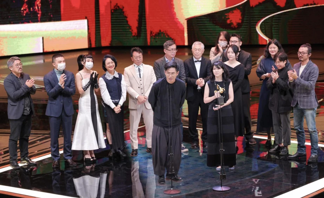 「一家」夺影片奖导演喊「成为彼此的信徒」