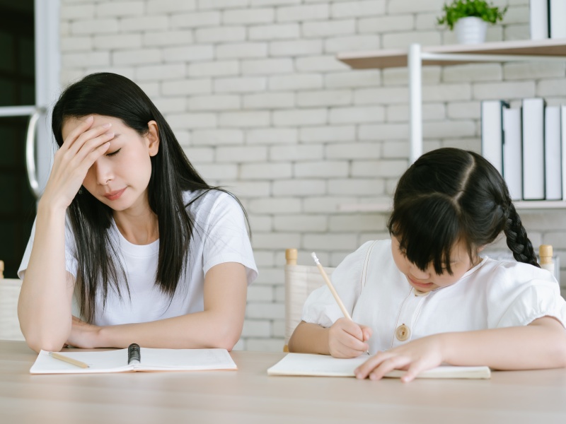 把孩子作业当成自己的工作之一?小心太过主动反而让孩子少了独立的机会!