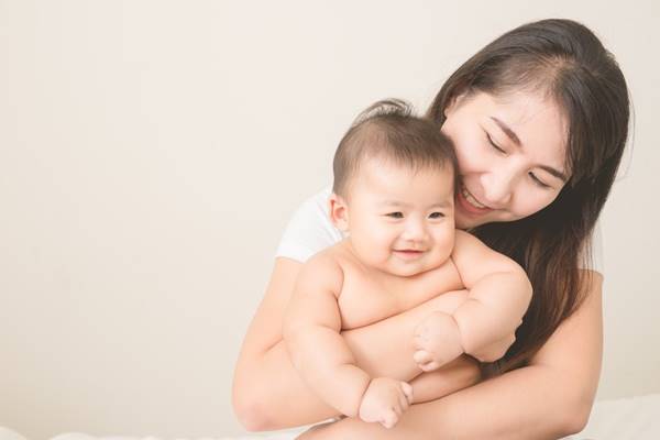 儿童健康手册救了宝宝一命!妈妈仔细记录,发现7月大男婴不会翻身的真相