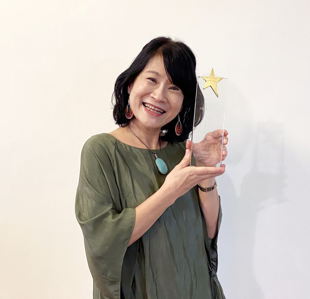 蔡健雅刷新金曲纪录又有喜 黄明志「玻璃心」拿奖了