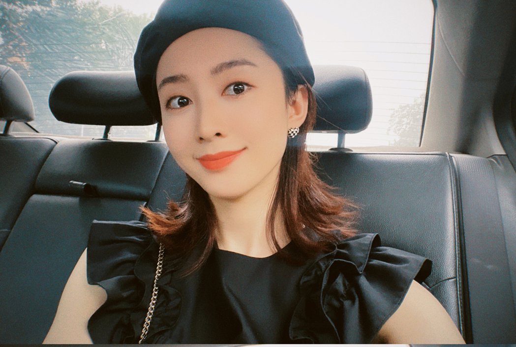 25岁正妹主持人「半工半读」考上清华开学第一天累到腰疼