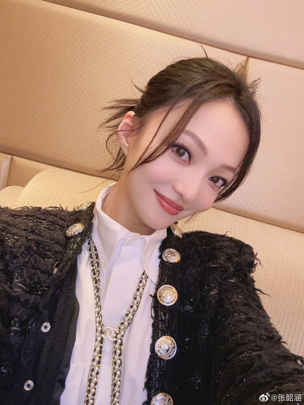 助理买错睫毛胶！张韶涵睫毛卸不掉崩溃喊「我招谁惹谁？」