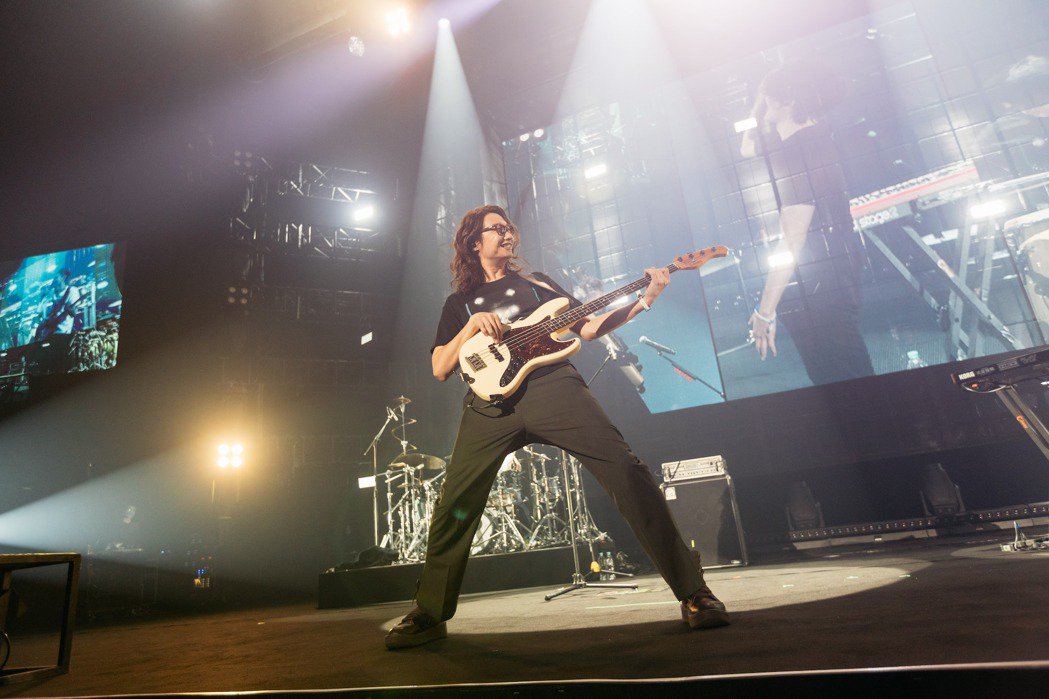 女神泱泱秀美腿相挺宇宙人爆收死亡威胁