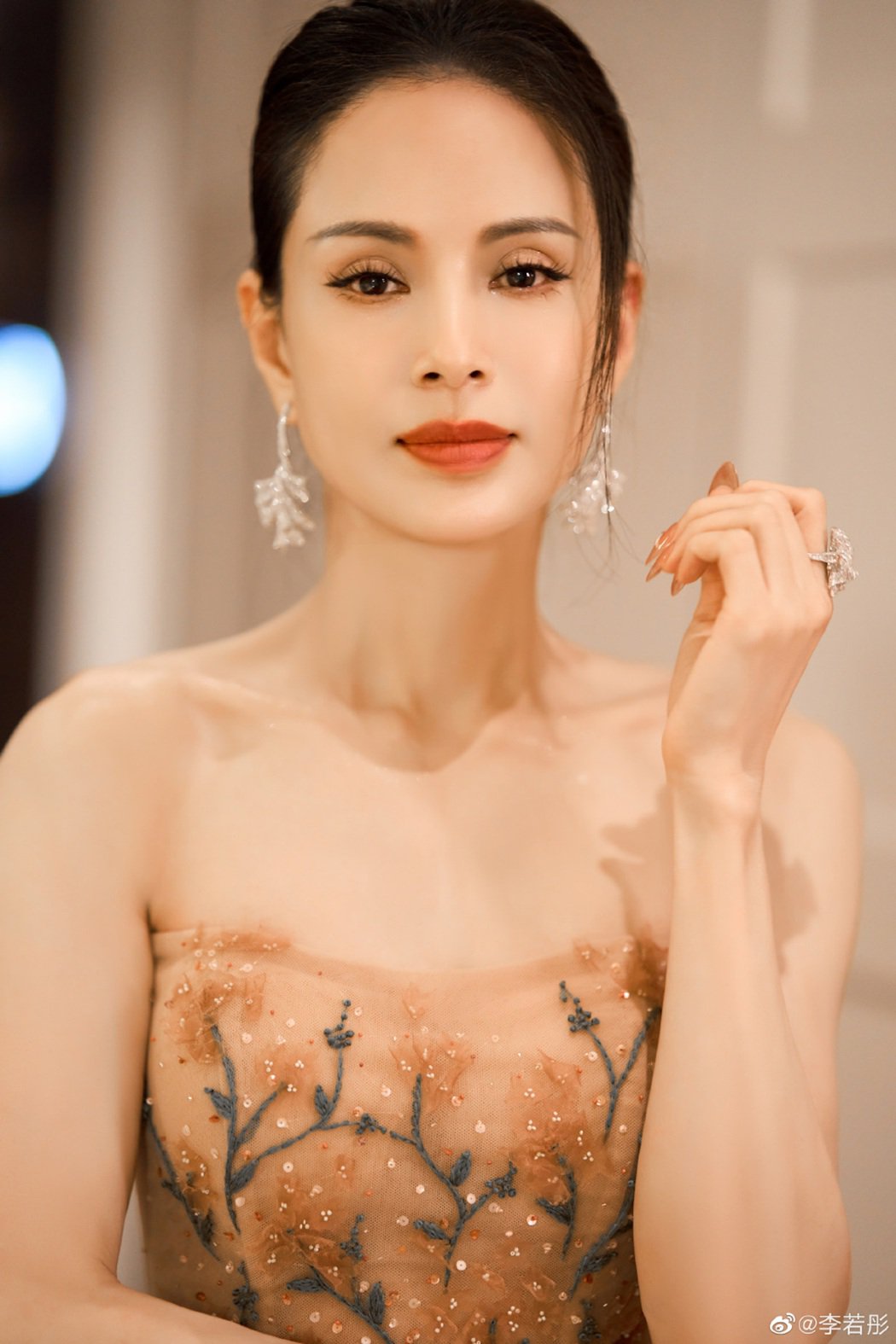 56岁李若彤时隔27年再扮小龙女极限冻龄震惊网友