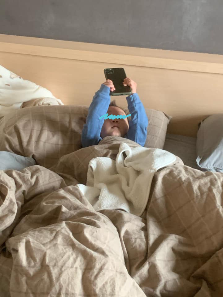 当「娃玩自拍」，让爸妈又好气又好笑的这种生物，叫做小孩！