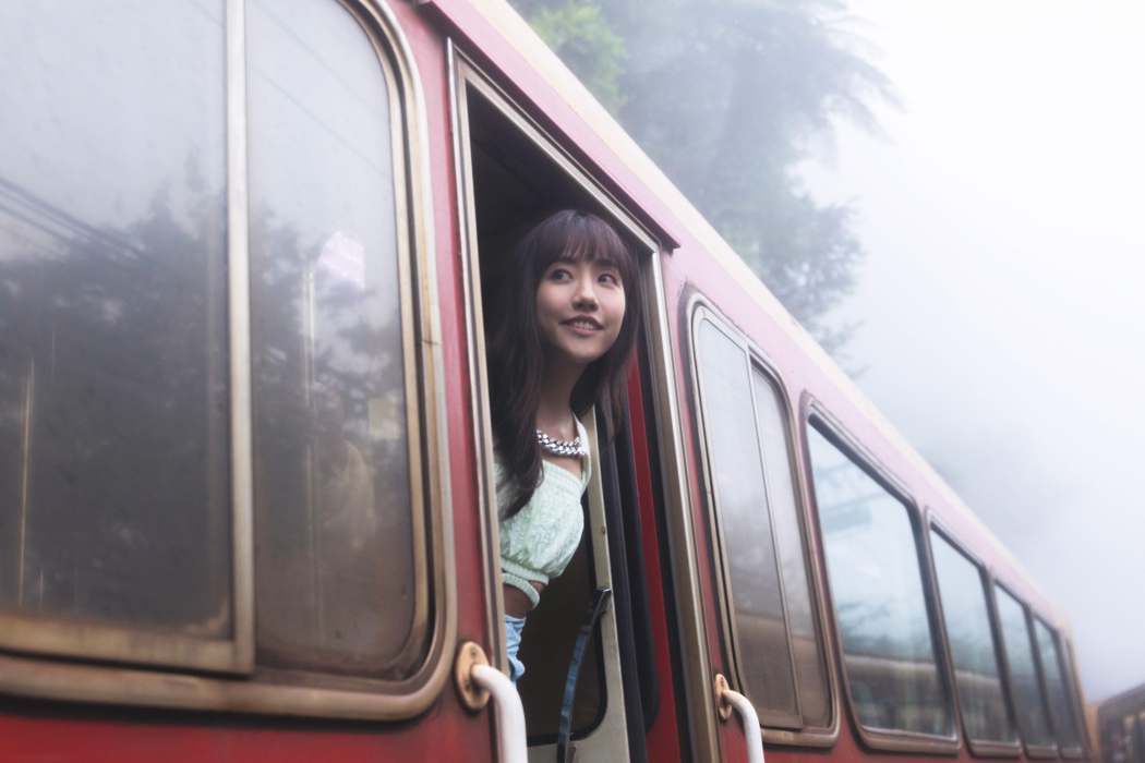 蔡佩轩阿里山初体验挑战穿高跟鞋漫步森林