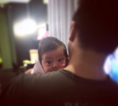 欧弟爱女趴父亲肩头好奇望镜头,大眼睛呆萌