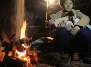 女子零下10度漏风工棚里产子,冬季新生儿护理注意什么?