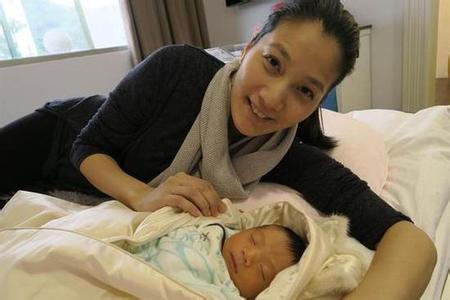 台主持人李培祯剖腹产男娃,边喂母奶边掉眼泪