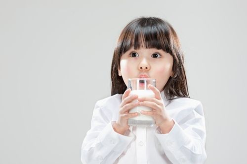 儿童牛奶真的好？专家：3岁前尽量不要喝儿童奶
