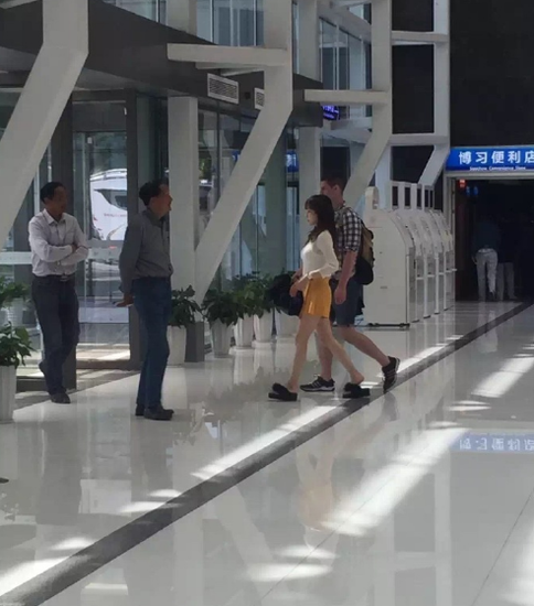 “李小璐的Super家族”在微博上晒出一组李小璐在片场拍戏的照片。图中李小璐身着黄色短裙和褐色风衣，脚穿毛绒人字拖正准备拍戏，衣着时尚大胸美腿相当惹眼。