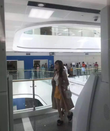 “李小璐的Super家族”在微博上晒出一组李小璐在片场拍戏的照片。图中李小璐身着黄色短裙和褐色风衣，脚穿毛绒人字拖正准备拍戏，衣着时尚大胸美腿相当惹眼。