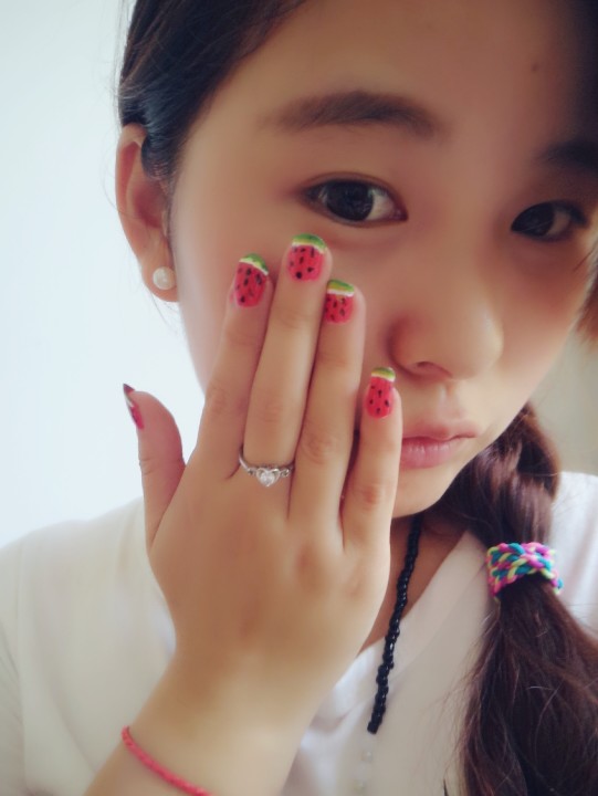 炎炎夏日怎能少了如此可爱的西瓜美甲