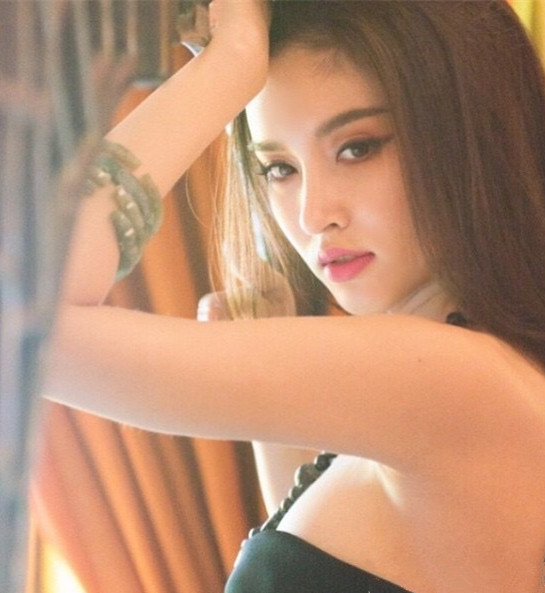 被誉为泰国最美的变性人Poy，比大部分女孩子都好看。毫无攻击性的那种美，美哭