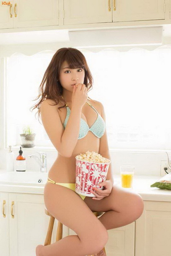 去年的ヤングマガジン让三位世代写真女星参加了夏日合宿,这三位分别是柳百合菜、久松郁实、都丸纱也华这三位新人