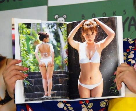 拥有清纯脸蛋+火辣肉体的日本女团NMB48前成员山田菜菜(山田菜々)的最新个人写真集「nanairo」在8月10日发售,书中收录了据说是今年芳龄24岁的山田菜菜史上最大尺度露出挑战的大胆写真。她笑说其实在拍摄前突然惊觉自己体型竟然变这样了,只好赶快节食啦。