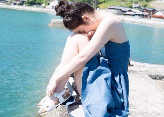 日本除了常常有写真女星让我目瞪口呆之外~其实蛮多气质女优或女明星我也很欣赏,当中佐佐木希我想就是一个代表,不管是刚出道的她还是现在的她都是那么样的美好,今天正逢她出道10周年纪念写真集「かくしごと」上市的时间,那么这篇「佐佐木希藏起来的事」,我们就一起来看看写真发售前的写真美图止止渴先吧^^