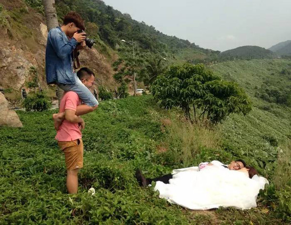 当然,婚纱摄影师也离不开敬业的助手…