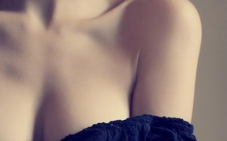 女性胸小影响生育能力是真的吗？如何保护乳房？