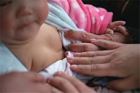 雅培奶粉性早熟事件 雅培奶粉被曝致女婴性早熟5 雅培奶粉性早熟事件 雅培奶粉被曝致女婴性早熟