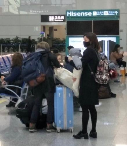 陈妍希抱娃照漏出,网友:姿势醉了!宝宝怎么抱?