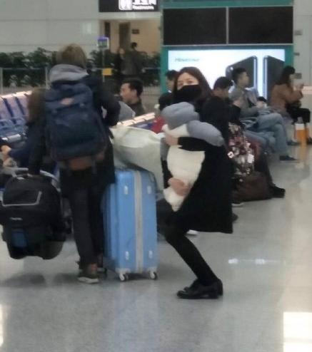陈妍希抱娃照漏出,网友:姿势醉了!宝宝怎么抱?